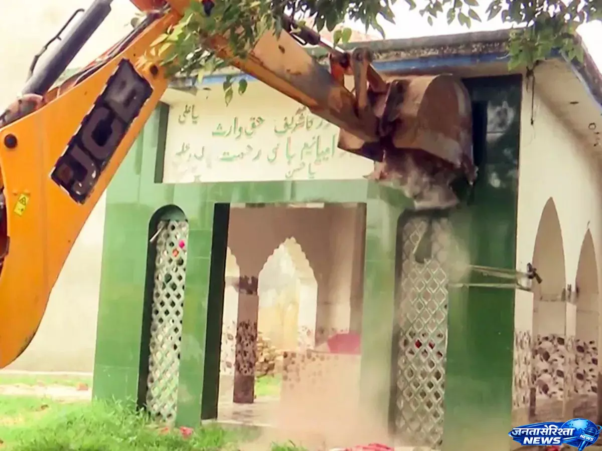 Mukbarrpur; में प्रशासन की कार्रवाई, इमामबाड़ा और मजार हटाए गए Mukbarrpur; में प्रशासन की कार्रवाई, इमामबाड़ा और मजार हटाए गए