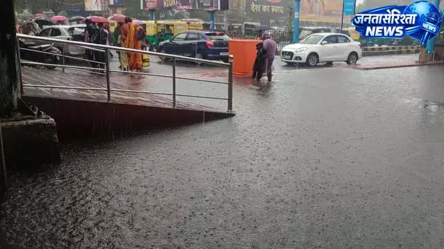 चंद घंटों की बारिश ने खोली ड्रेनेज सिस्टम की पोल चंद घंटों की बारिश ने खोली ड्रेनेज सिस्टम की पोल