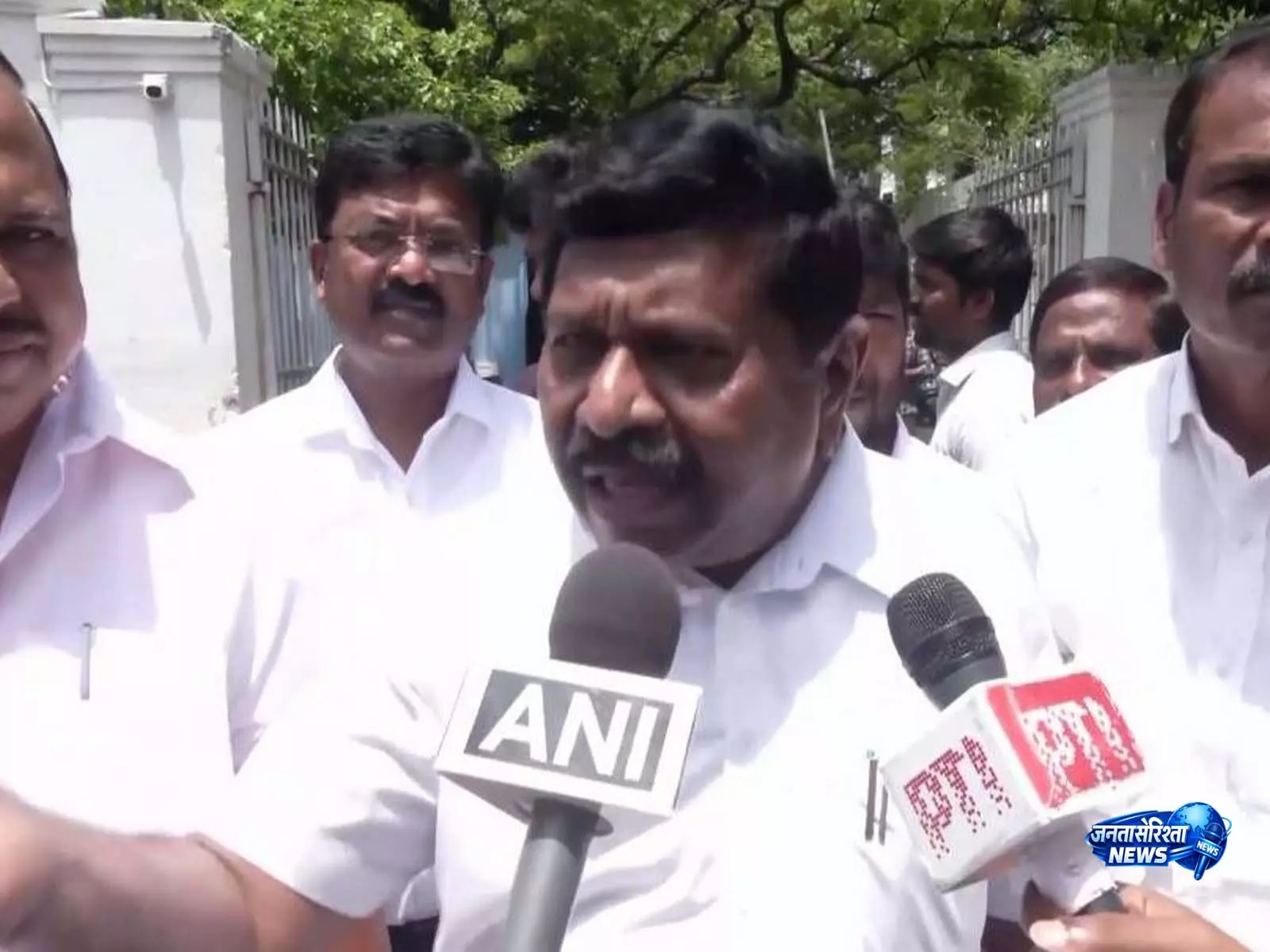 TVK हॉर्स ट्रेडिंग आरोप पर AIADMK सांसद ने DGP से जांच की मांग की TVK हॉर्स ट्रेडिंग आरोप पर AIADMK सांसद ने DGP से जांच की मांग की