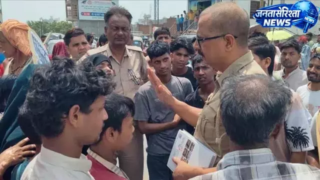 बिजली संकट से नाराज लोगों का प्रदर्शन, ट्रांसफार्मर बदलने की मांग बिजली संकट से नाराज लोगों का प्रदर्शन, ट्रांसफार्मर बदलने की मांग
