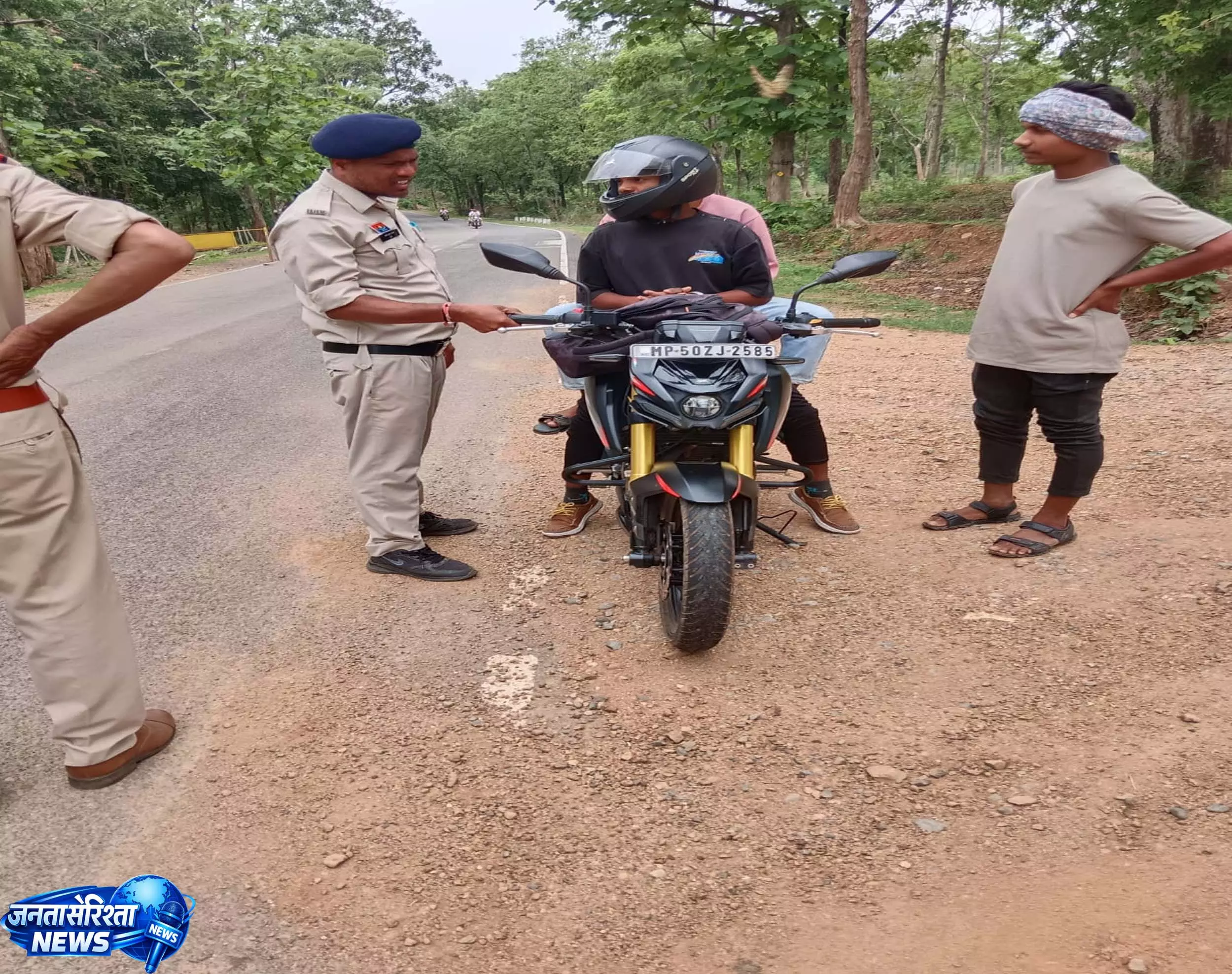 खैरागढ़-छुईखदान-गंडई में यातायात पुलिस का बड़ा अभियान खैरागढ़-छुईखदान-गंडई में यातायात पुलिस का बड़ा अभियान