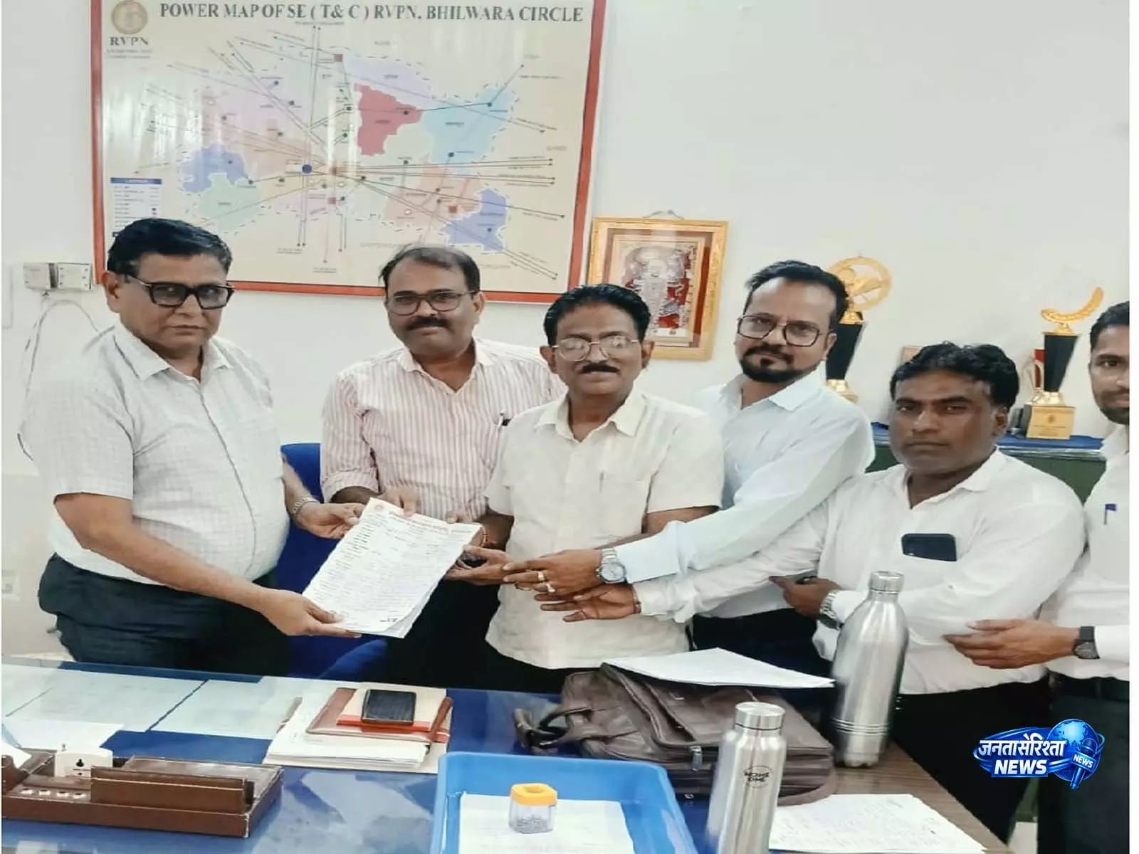 उपभोक्ता कल्याण समिति ने की मकान के ऊपर से गुजर रही हाईटेंशन लाइन हटाने की मांग उपभोक्ता कल्याण समिति ने की मकान के ऊपर से गुजर रही हाईटेंशन लाइन हटाने की मांग