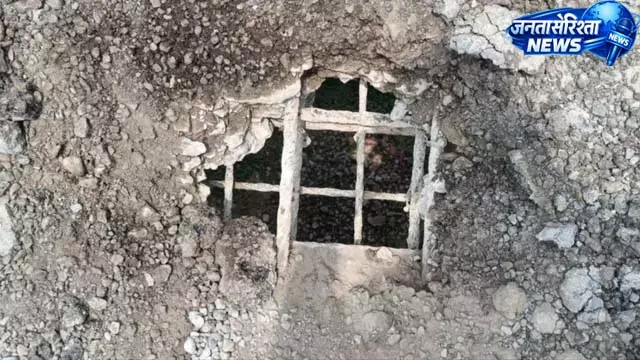 उग्रसेन पुल की मरम्मत के लिए कानपुर-लखनऊ से पहुंचीं टीमें
