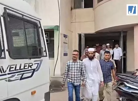 गुजरात एटीएस ने 8 संदिग्ध आतंकियों को कोर्ट में पेश किया गुजरात एटीएस ने 8 संदिग्ध आतंकियों को कोर्ट में पेश किया