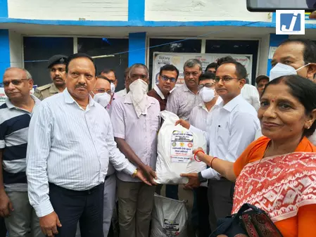 टीबी मुक्त भारत अभियान के तहत 135 टीबी मरीजों के बीच पोषण सामग्री का वितरण टीबी मुक्त भारत अभियान के तहत 135 टीबी मरीजों के बीच पोषण सामग्री का वितरण