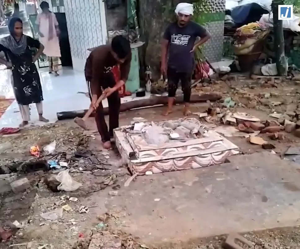 हरिद्वार-देहरादून हाईवे पर सरकारी जमीन से अतिक्रमण हटाया हरिद्वार-देहरादून हाईवे पर सरकारी जमीन से अतिक्रमण हटाया