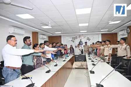 नशे से दूरी अभियान, अधिकारियों ने ली शपथ, स्कूलों के पास गुटखा-सीगरेट पर कार्रवाई नशे से दूरी अभियान, अधिकारियों ने ली शपथ, स्कूलों के पास गुटखा-सीगरेट पर कार्रवाई