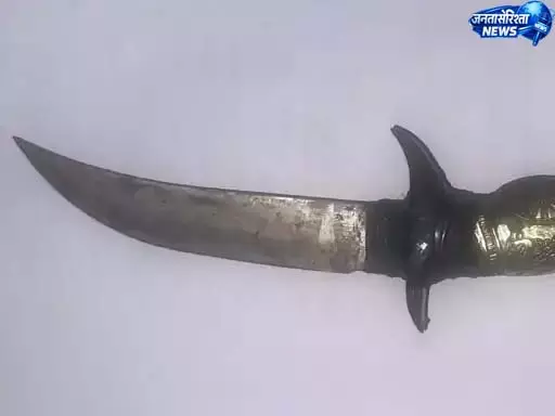 CG: धारदार हथियार लेकर घूम रहे दो युवक गिरफ्तार CG: धारदार हथियार लेकर घूम रहे दो युवक गिरफ्तार