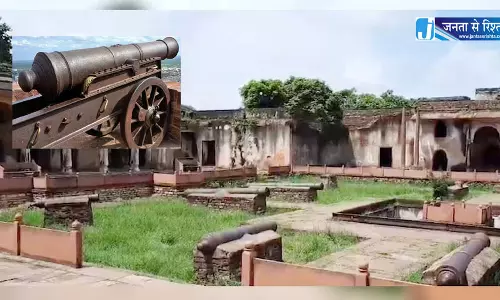 तोप की लूट, बंदूकों से लैस थे 30 बदमाश