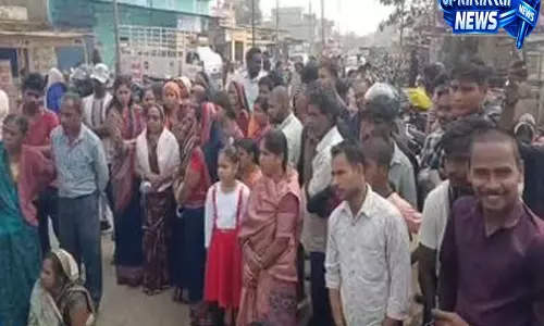 जहांगीरपुरी मर्डर केस: गिरफ्तारी की मांग को लेकर लोगों ने किया सड़क जाम जहांगीरपुरी मर्डर केस: गिरफ्तारी की मांग को लेकर लोगों ने किया सड़क जाम