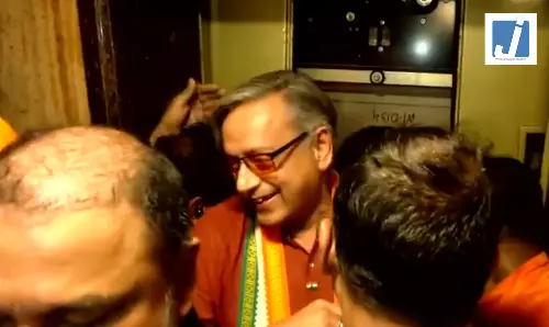कांग्रेस नेता शशि थरूर लिफ्ट में फंसे, रेस्क्यू टीम ने दरवाजा तोड़कर बाहर निकाला, मुस्कराते दिखे कांग्रेस नेता शशि थरूर लिफ्ट में फंसे, रेस्क्यू टीम ने दरवाजा तोड़कर बाहर निकाला, मुस्कराते दिखे