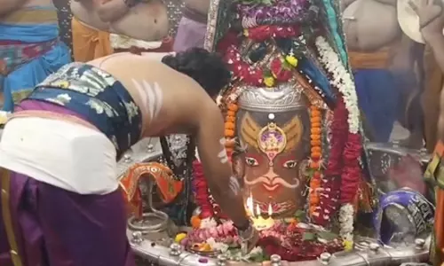 ओम-बेल पत्र और मुकुट से सजे बाबा महाकाल, जयकारों के बीच किया गया भव्य शृंगार