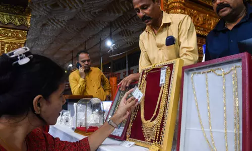 सोना इस हफ्ते दो हजार रुपए और चांदी चार हजार रुपए से अधिक सस्ती हुई सोना इस हफ्ते दो हजार रुपए और चांदी चार हजार रुपए से अधिक सस्ती हुई