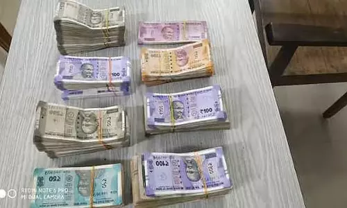 तमिलनाडु के 35 तालुक कार्यालयों में एक साथ छापेमारी, 82.10 लाख की बेहिसाब नकदी जब्त तमिलनाडु के 35 तालुक कार्यालयों में एक साथ छापेमारी, 82.10 लाख की बेहिसाब नकदी जब्त