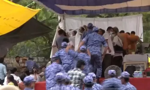 सोनम वांगचुक को अस्पताल ले गई पुलिस; डीसीपी ने दी अपडेट, अभिजीत दिपके ने कहा- जबरदस्ती उठाया गया सोनम वांगचुक को अस्पताल ले गई पुलिस; डीसीपी ने दी अपडेट, अभिजीत दिपके ने कहा- जबरदस्ती उठाया गया