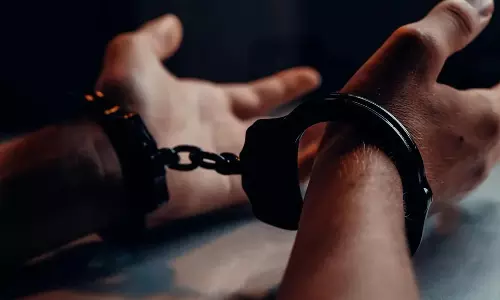 महिला और स्टाफ से दुर्व्यवहार के आरोप में कॉलेज प्रिंसिपल गिरफ्तार महिला और स्टाफ से दुर्व्यवहार के आरोप में कॉलेज प्रिंसिपल गिरफ्तार
