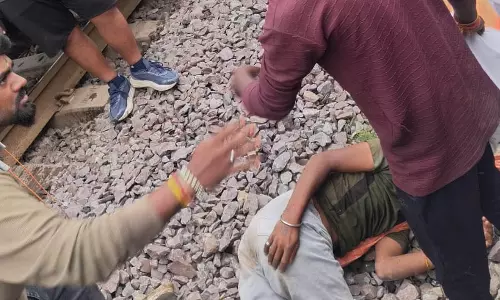 रायपुर में ट्रेन के सामने कूदा युवक रायपुर में ट्रेन के सामने कूदा युवक