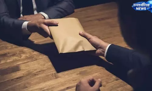 रिश्वत लेते असिस्टेंट पब्लिक प्रॉसिक्यूटर गिरफ्तार रिश्वत लेते असिस्टेंट पब्लिक प्रॉसिक्यूटर गिरफ्तार