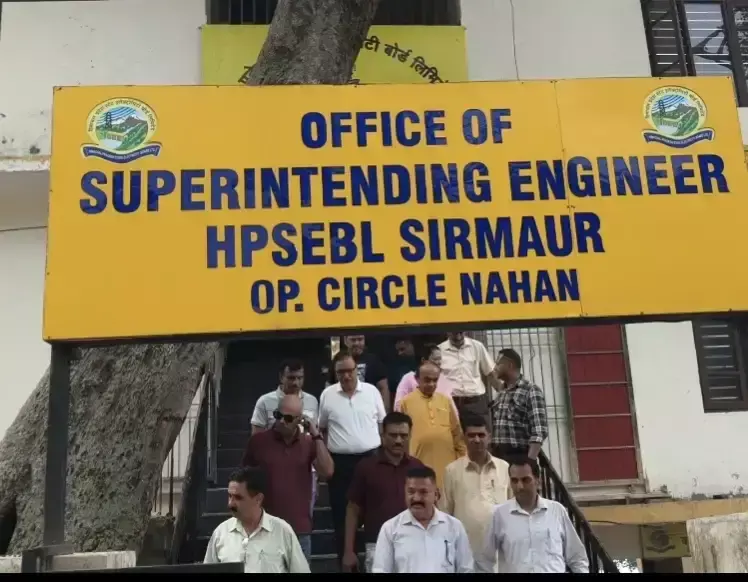 Nahan: बिजली कटौती और लो-वोल्टेज से परेशान लोग पहुंचे बिजली बोर्ड कार्यालय