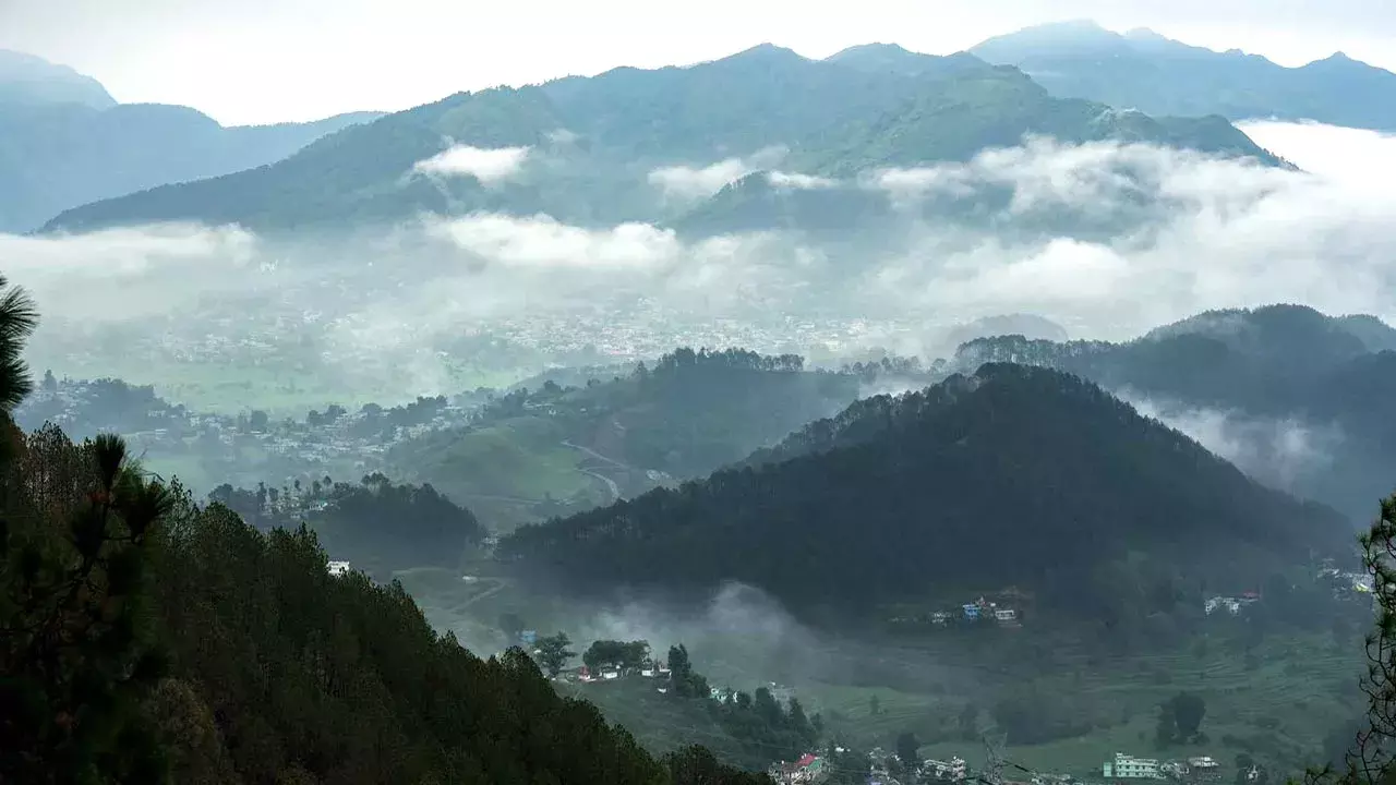 Dehradun: उत्तराखंड में बारिश का कहर, 79 सड़कें यातायात के लिए बंद
