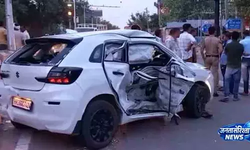 Gurugram में भीषण सड़क हादसा, चार लोग घायल Gurugram में भीषण सड़क हादसा, चार लोग घायल