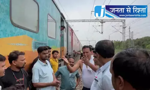 उधमपुर-दुर्ग सुपरफास्ट ट्रेन खराब, यात्रियों ने किया हंगामा उधमपुर-दुर्ग सुपरफास्ट ट्रेन खराब, यात्रियों ने किया हंगामा