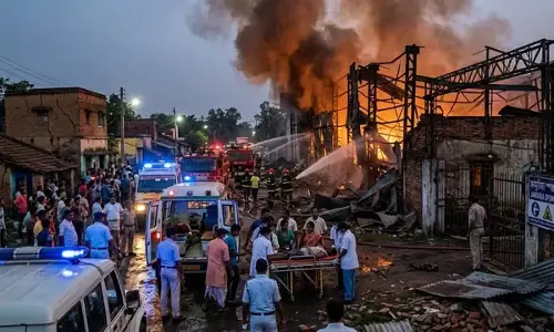 स्पंज आयरन फैक्ट्री में धमाका, 5 कर्मचारी घायल स्पंज आयरन फैक्ट्री में धमाका, 5 कर्मचारी घायल