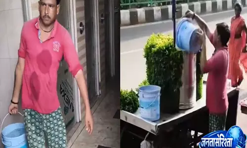 लखनऊ स्टेशन के बाहर वेंडर की हरकत कैमरे में कैद, शिकंजी में इस्तेमाल हुआ टॉयलेट का पानी! लखनऊ स्टेशन के बाहर वेंडर की हरकत कैमरे में कैद, शिकंजी में इस्तेमाल हुआ टॉयलेट का पानी!