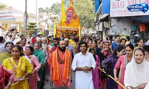 Mandi में भक्तों ने वार्षिक भगवान जगन्नाथ रथ यात्रा निकाली Mandi में भक्तों ने वार्षिक भगवान जगन्नाथ रथ यात्रा निकाली