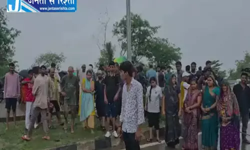 पानी निकासी नहीं होने से आक्रोशित लोगों ने किया चक्काजाम, बिलासपुर में आवागमन प्रभावित पानी निकासी नहीं होने से आक्रोशित लोगों ने किया चक्काजाम, बिलासपुर में आवागमन प्रभावित