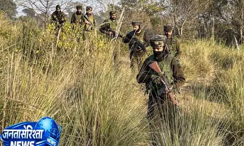 Rajouri LoC पर संदिग्ध गतिविधि, सेना ने की फायरिंग Rajouri LoC पर संदिग्ध गतिविधि, सेना ने की फायरिंग