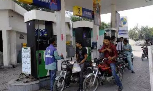 पाकिस्तान में पेट्रोल और डीजल महंगा: अब रोजाना तय होंगी ईंधन की कीमतें, डीलर्स ने किया विरोध पाकिस्तान में पेट्रोल और डीजल महंगा: अब रोजाना तय होंगी ईंधन की कीमतें, डीलर्स ने किया विरोध