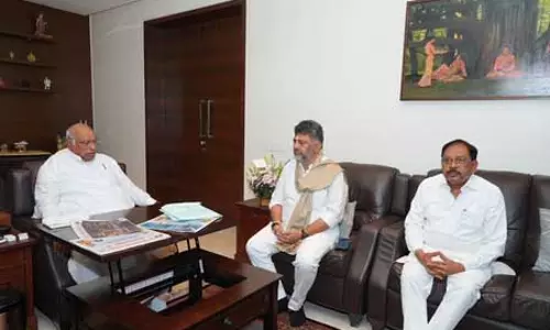 कर्नाटक कैबिनेट विस्तार पर खड़गे से मिले डी.के. शिवकुमार, संगठन में बदलाव पर भी हुई चर्चा कर्नाटक कैबिनेट विस्तार पर खड़गे से मिले डी.के. शिवकुमार, संगठन में बदलाव पर भी हुई चर्चा
