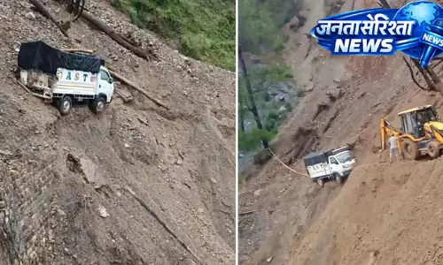 चंबा में भूस्खलन से तबाही, मलबे में फंसी गाड़ी; यात्रियों की बची जान चंबा में भूस्खलन से तबाही, मलबे में फंसी गाड़ी; यात्रियों की बची जान