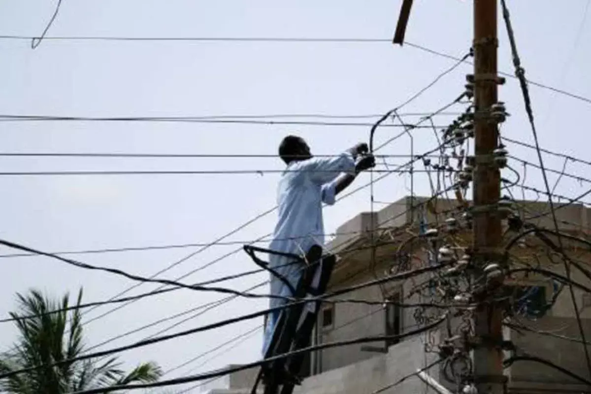 Jaipur: बिजली विभाग का बड़ा एक्शन, 17 लाख से अधिक का जुर्माना वसूला जाएगा Jaipur: बिजली विभाग का बड़ा एक्शन, 17 लाख से अधिक का जुर्माना वसूला जाएगा
