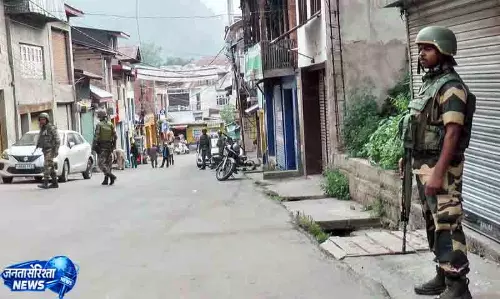Doda में पुलिस फायरिंग के बाद तनाव, एक की मौत Doda में पुलिस फायरिंग के बाद तनाव, एक की मौत