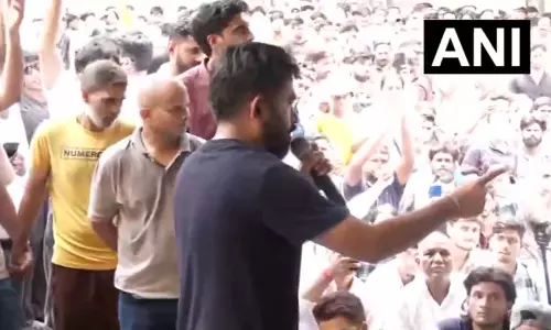 कॉकरोच जनता पार्टी के फाउंडर अभिजीत दीपके पर महिला ने स्याही फेंकी, जंतर-मंतर पर हंगामा