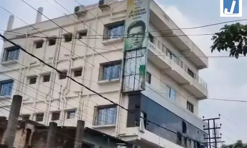 ममता बनर्जी के भतीजे अभिषेक बनर्जी के पार्टी दफ्तर पर बुलडोजर कार्रवाई, भारी फोर्स दिखी ममता बनर्जी के भतीजे अभिषेक बनर्जी के पार्टी दफ्तर पर बुलडोजर कार्रवाई, भारी फोर्स दिखी