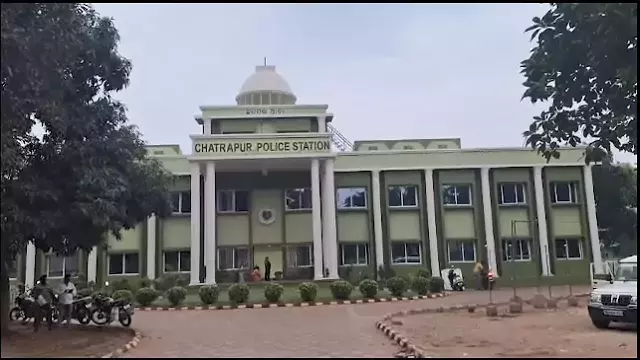 महिला के साथ ज़बरदस्ती यौन संबंध बनाने के आरोप में OASI गौरांग बेहरा गिरफ़्तार महिला के साथ ज़बरदस्ती यौन संबंध बनाने के आरोप में OASI गौरांग बेहरा गिरफ़्तार