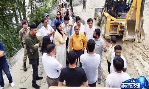 Sikkim के बारडांग में भूस्खलन के बाद प्रशासन सख्त, NH-10 की मरम्मत में तेजी लाने के आदेश Sikkim के बारडांग में भूस्खलन के बाद प्रशासन सख्त, NH-10 की मरम्मत में तेजी लाने के आदेश