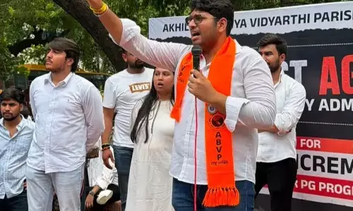New Delhi: एबीवीपी ने उठाई छात्रों की आवाज, एक वर्षीय पीजी में सीटें बढ़ाने की मांग New Delhi: एबीवीपी ने उठाई छात्रों की आवाज, एक वर्षीय पीजी में सीटें बढ़ाने की मांग