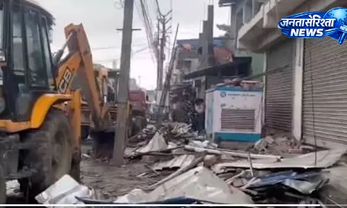 अमतला में अभिषेक बनर्जी के पार्टी कार्यालय पर चला बुलडोजर अमतला में अभिषेक बनर्जी के पार्टी कार्यालय पर चला बुलडोजर
