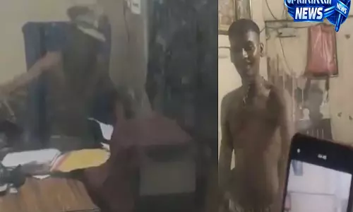 हापुड़ पुलिस चौकी में नशे में धुत अर्धनग्न युवक का हाई-वोल्टेज ड्रामा, फाइलें खंगालने का वीडियो वायरल हापुड़ पुलिस चौकी में नशे में धुत अर्धनग्न युवक का हाई-वोल्टेज ड्रामा, फाइलें खंगालने का वीडियो वायरल