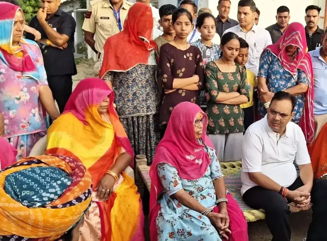 Jaipur: तिलानेश में मुख्यमंत्री का जनसंवाद, किसानों और महिलाओं से किया संवाद Jaipur: तिलानेश में मुख्यमंत्री का जनसंवाद, किसानों और महिलाओं से किया संवाद