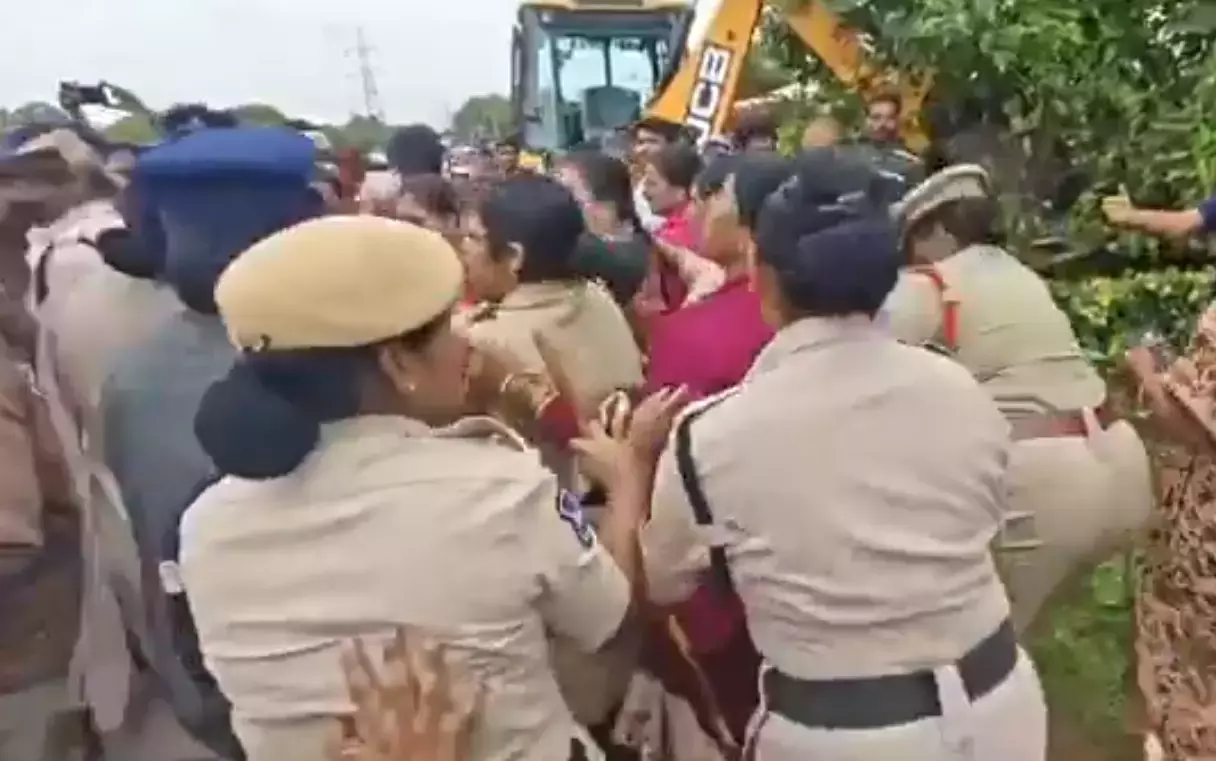 Telangana: बुलेट ट्रेन के लिए ज़मीन अधिग्रहण को लेकर बहादुरगुडा में तनाव Telangana: बुलेट ट्रेन के लिए ज़मीन अधिग्रहण को लेकर बहादुरगुडा में तनाव