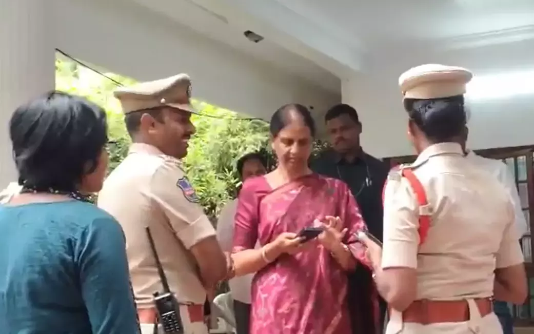 BRS युवा संग्राम सभा से पहले सबिता इंद्रा रेड्डी और RS प्रवीण कुमार नज़रबंद