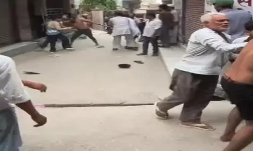 Meerut मारपीट कांड का वीडियो वायरल, जांच में जुटी पुलिस Meerut मारपीट कांड का वीडियो वायरल, जांच में जुटी पुलिस