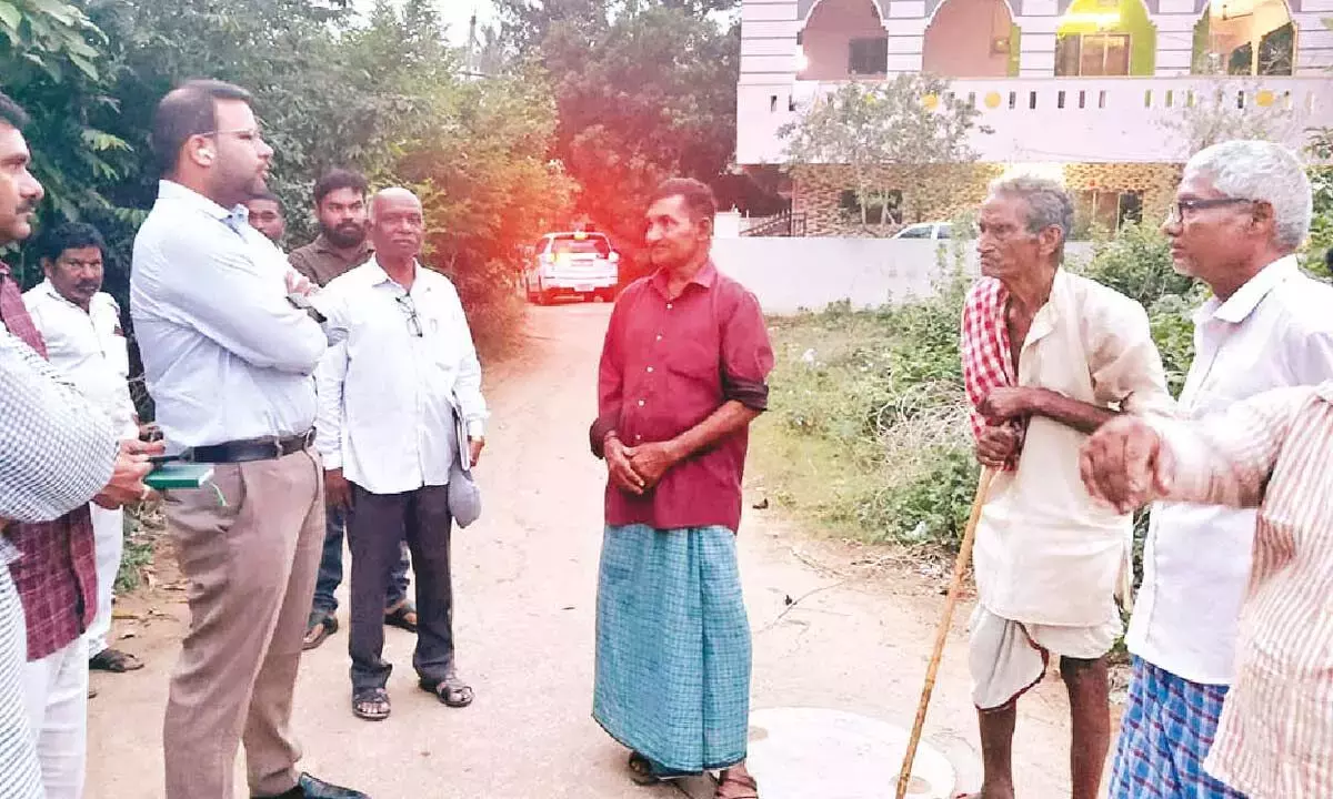 Andhra: निवासियों ने कमिश्नर के सामने अपनी परेशानियां रखीं Andhra: निवासियों ने कमिश्नर के सामने अपनी परेशानियां रखीं