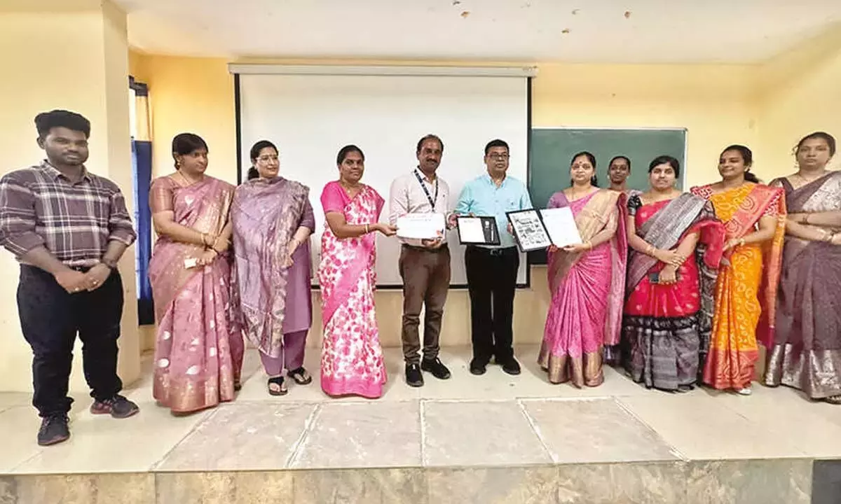 ECE विभाग के प्रमुख ने राष्ट्रीय सेमीकंडक्टर कार्यक्रम में पहला पुरस्कार जीता ECE विभाग के प्रमुख ने राष्ट्रीय सेमीकंडक्टर कार्यक्रम में पहला पुरस्कार जीता