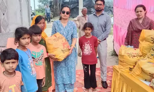 Hamirpur: झुग्गी बस्ती में डीसी का सेवा अभियान, जरूरतमंदों को मिली सहायता Hamirpur: झुग्गी बस्ती में डीसी का सेवा अभियान, जरूरतमंदों को मिली सहायता